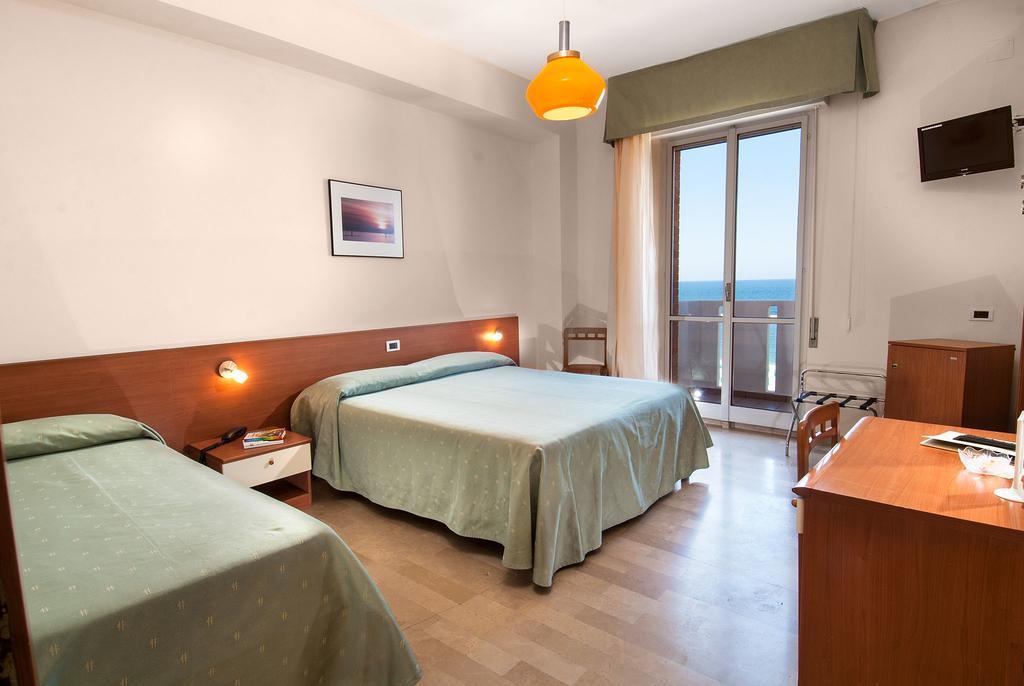 Hotel Continental Fano Esterno foto