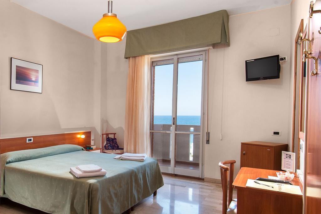 Hotel Continental Fano Esterno foto